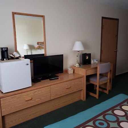 Super 8 By Wyndham Moose Jaw Sk Hotell Exteriör bild
