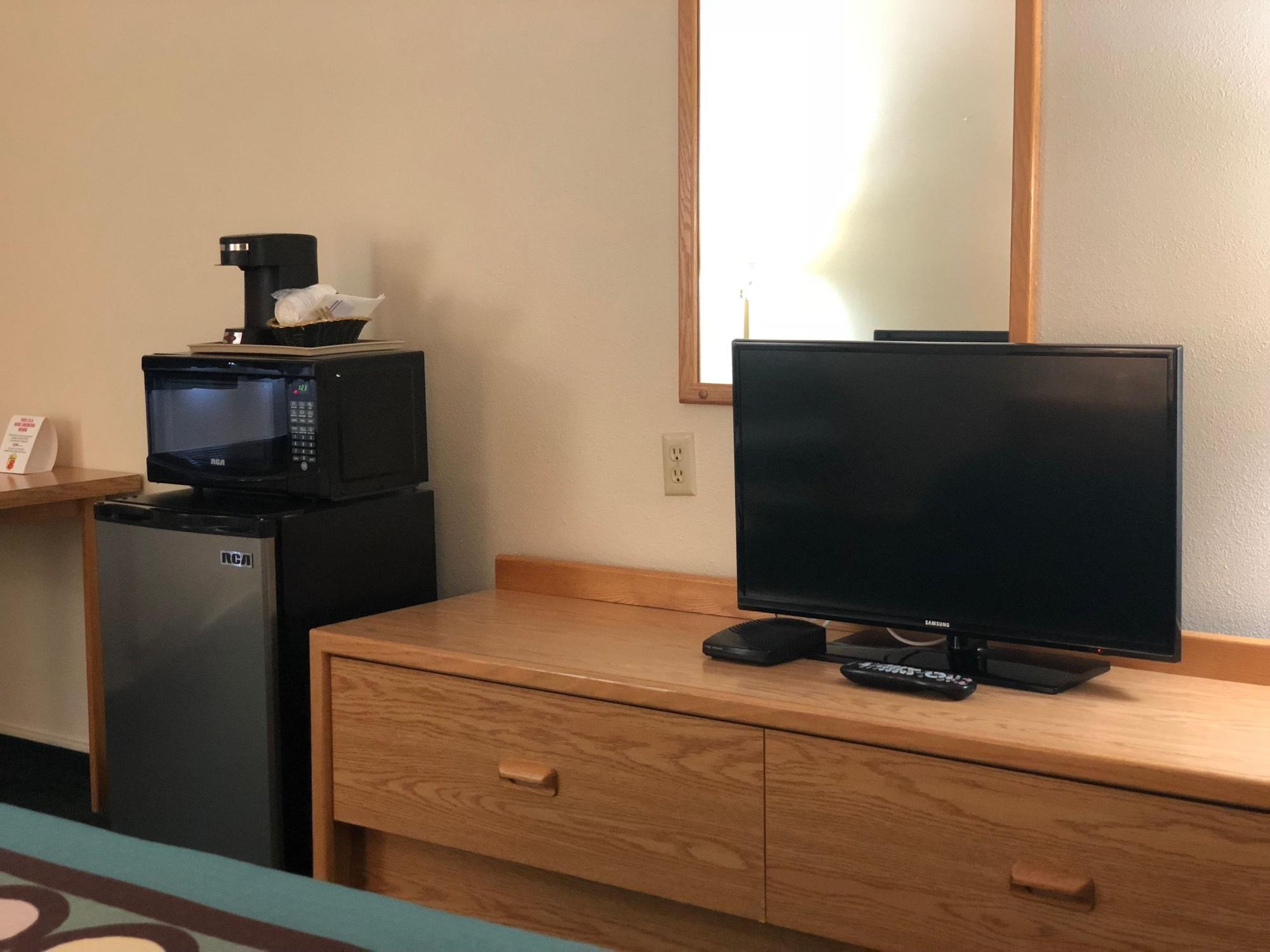 Super 8 By Wyndham Moose Jaw Sk Hotell Exteriör bild