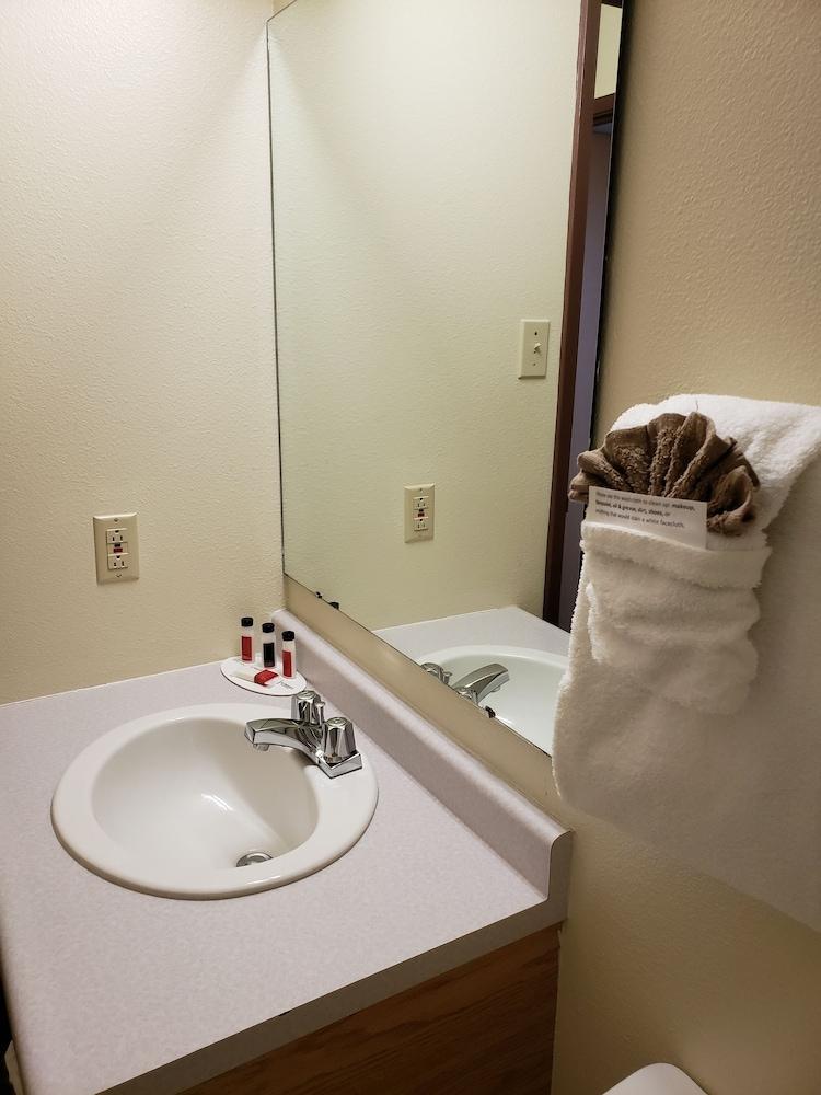 Super 8 By Wyndham Moose Jaw Sk Hotell Exteriör bild