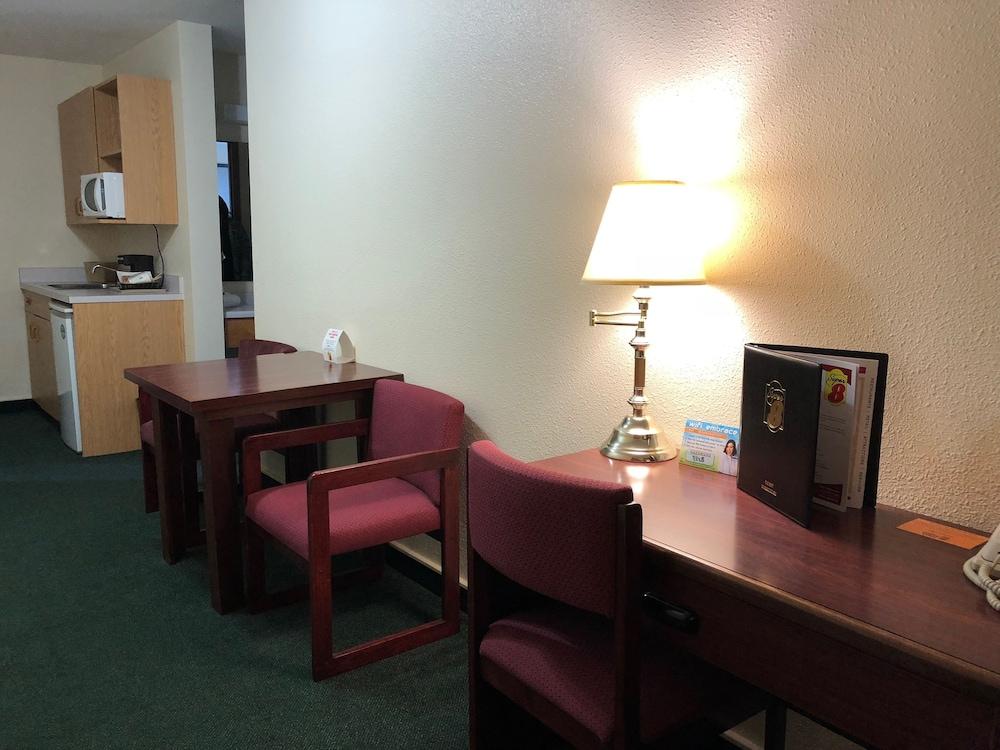Super 8 By Wyndham Moose Jaw Sk Hotell Exteriör bild