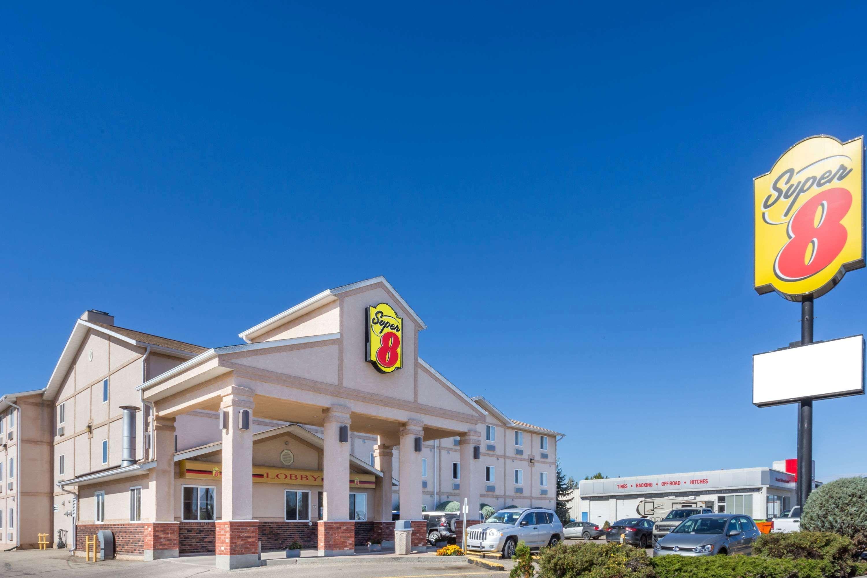 Super 8 By Wyndham Moose Jaw Sk Hotell Exteriör bild
