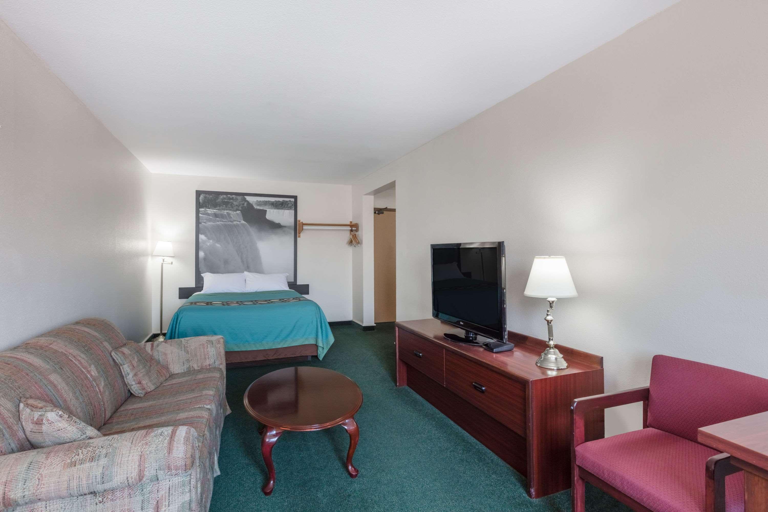 Super 8 By Wyndham Moose Jaw Sk Hotell Exteriör bild