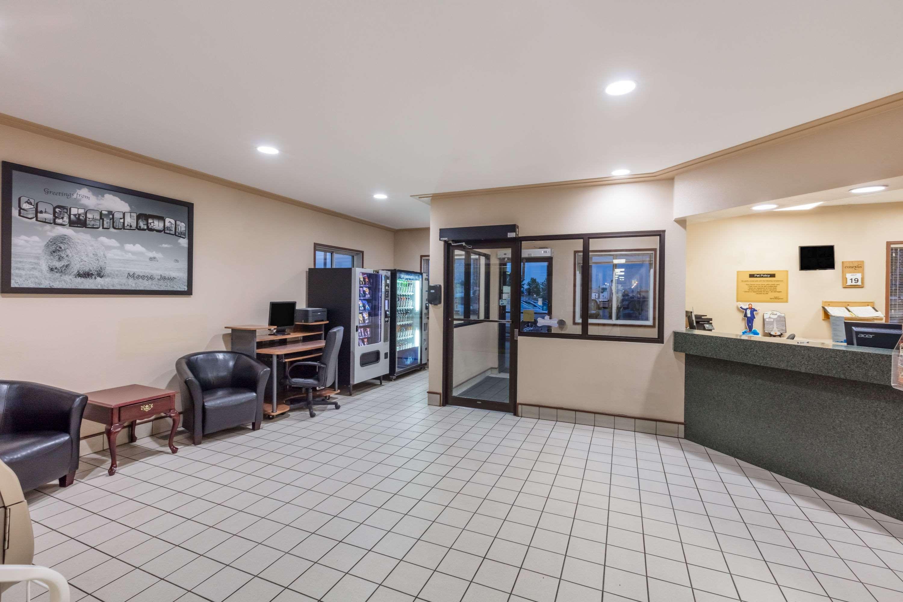 Super 8 By Wyndham Moose Jaw Sk Hotell Exteriör bild