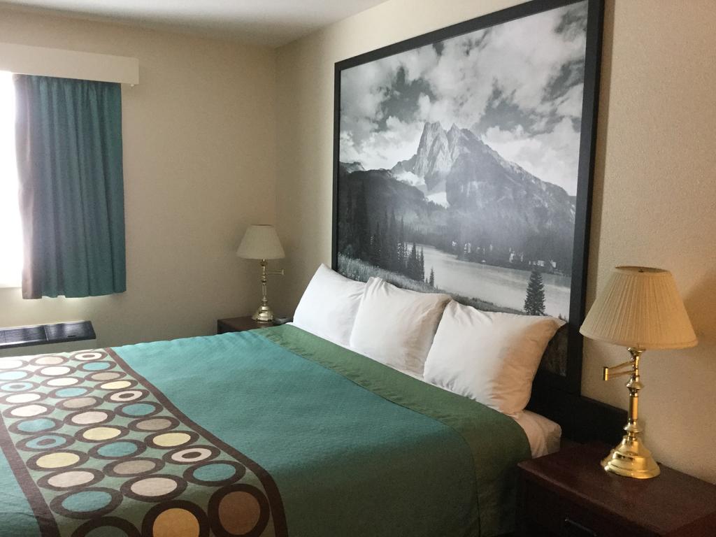 Super 8 By Wyndham Moose Jaw Sk Hotell Exteriör bild