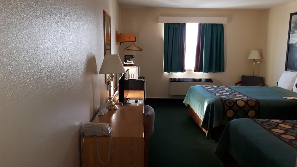 Super 8 By Wyndham Moose Jaw Sk Hotell Exteriör bild