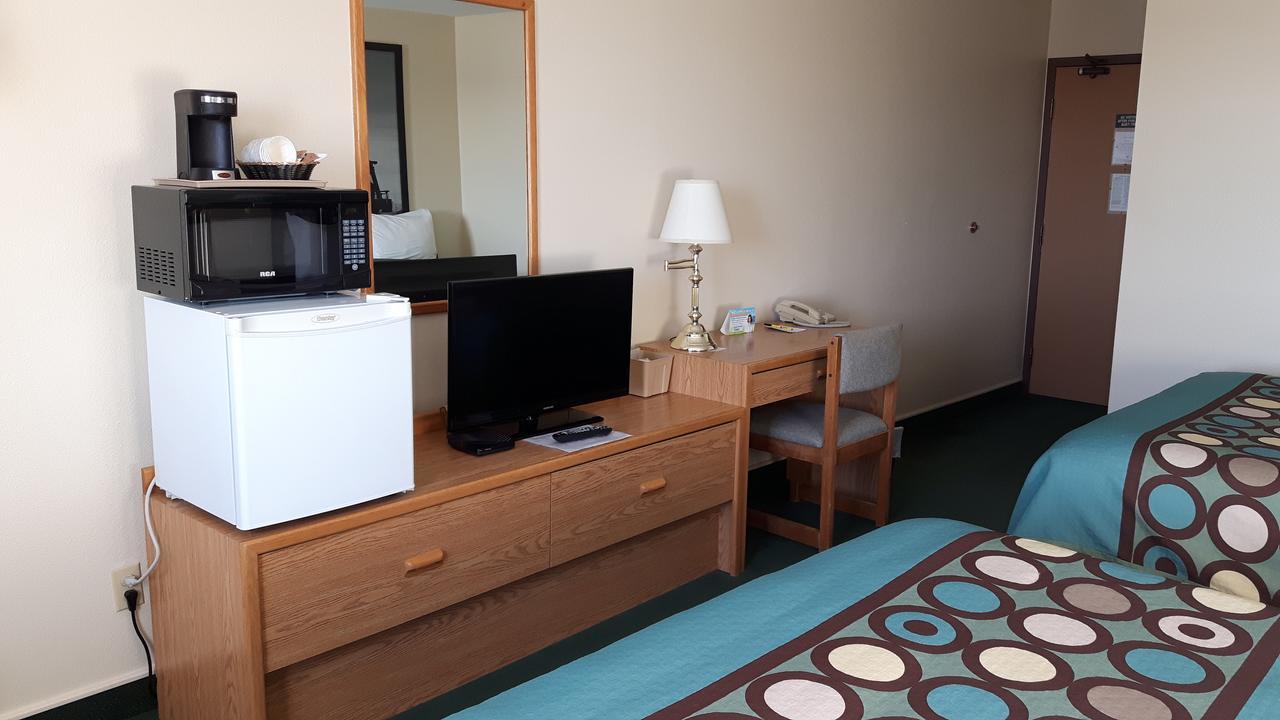 Super 8 By Wyndham Moose Jaw Sk Hotell Exteriör bild