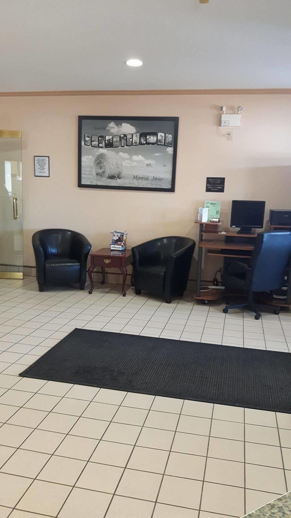 Super 8 By Wyndham Moose Jaw Sk Hotell Exteriör bild
