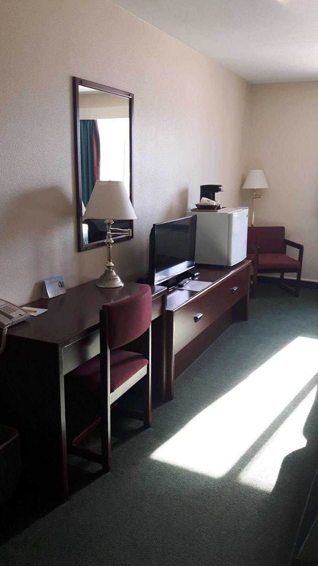 Super 8 By Wyndham Moose Jaw Sk Hotell Exteriör bild
