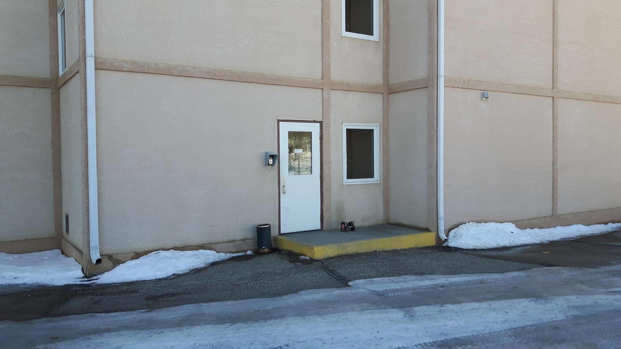 Super 8 By Wyndham Moose Jaw Sk Hotell Exteriör bild